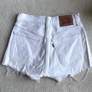 Levi’s white denim shorts size 25
